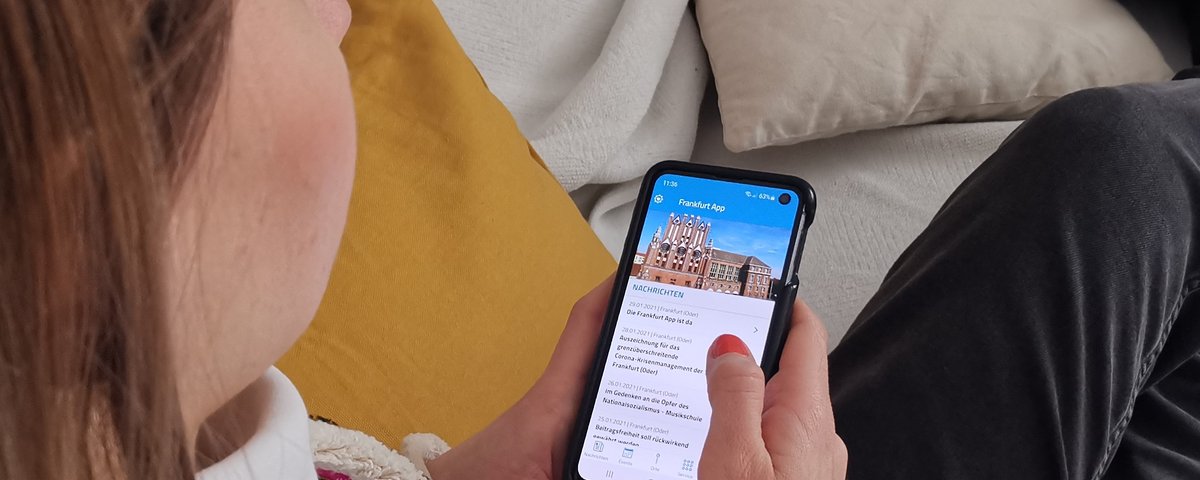 Frau schaut auf ein Smartphone