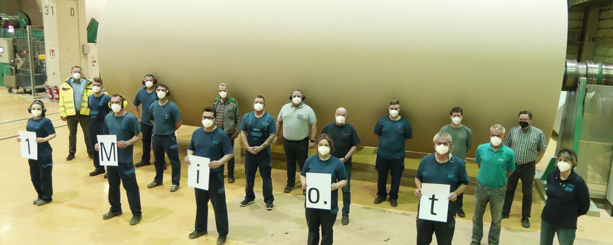 Mitarbeiter vor der Papiermaschine PM5