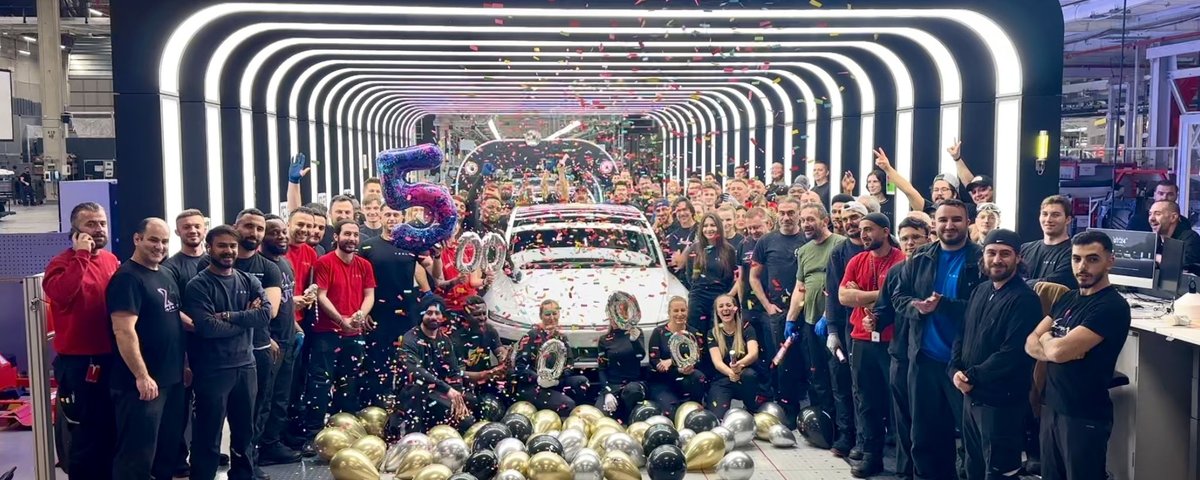 Jubiläum mit Luftballons und Fabrikteam im Giga Berlin am Ende der Fertigungsstraße