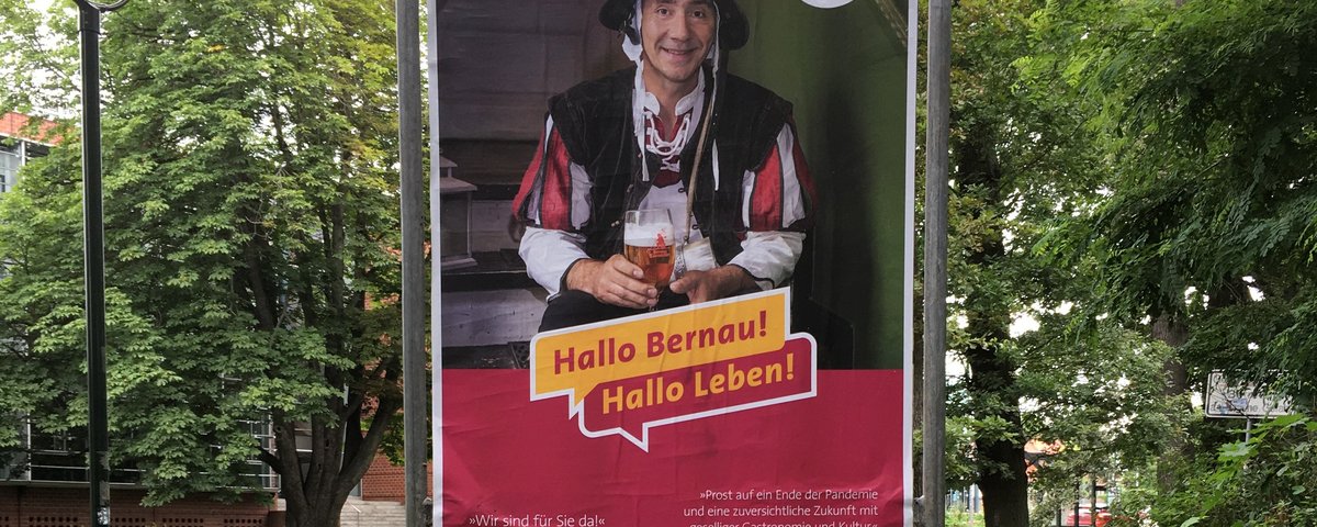 Plakat mit lächelndem Menschen